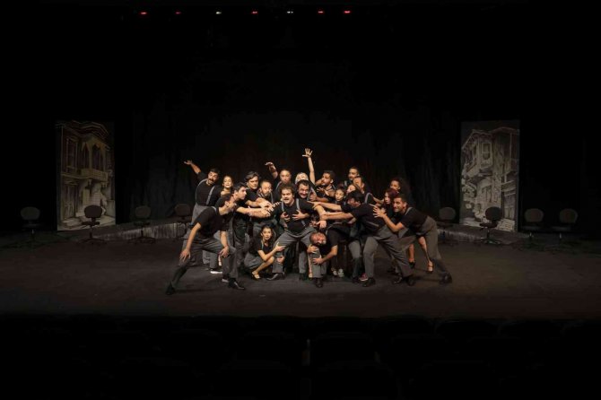 Mersin Şehir Tiyatrosu İ̇zmir’de Perde Açtı