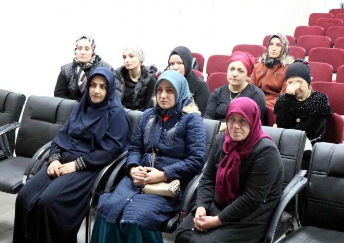 61 Yaşındaki Anneanne Torunları İçin Tekrar Okula Başladı