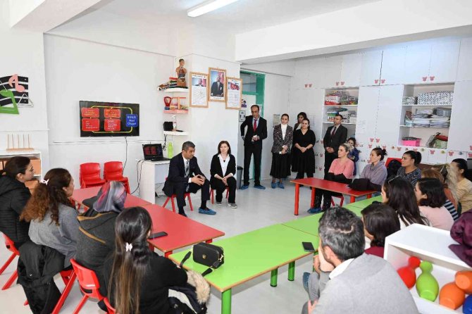 Denizli’de Veliler Aile Okulu Eğitimleriyle Destekleniyor