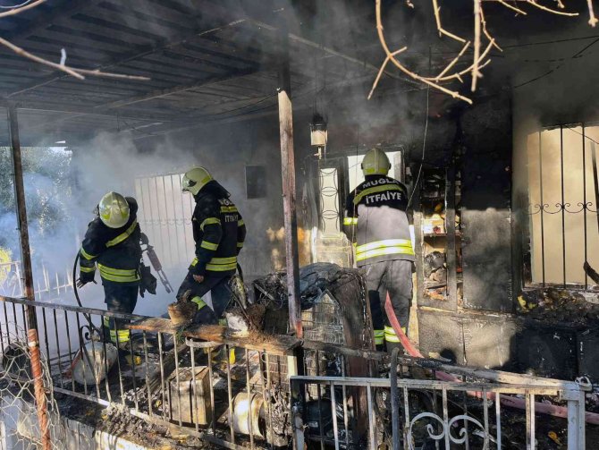 Elektrikten Çıkan Yangın Evi Küle Çevirdi