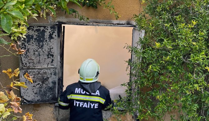 Elektrikten Çıkan Yangın Evi Küle Çevirdi