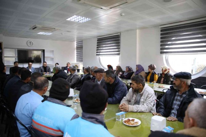 Başkan Yücel, Kız Öğrenci Yurdunda Kalan Öğrencilerin Ailelerini Dinledi