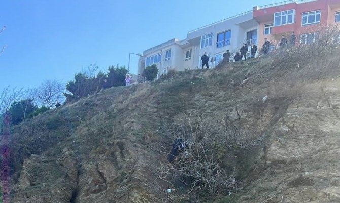 Genç Kız Uçurumdan Düşerek Yaralandı