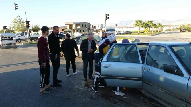 Önündeki Araç Kırmızı Işıkta Durunca Otomobiliyle Kaldırıma Çarptı: 2 Yaralı