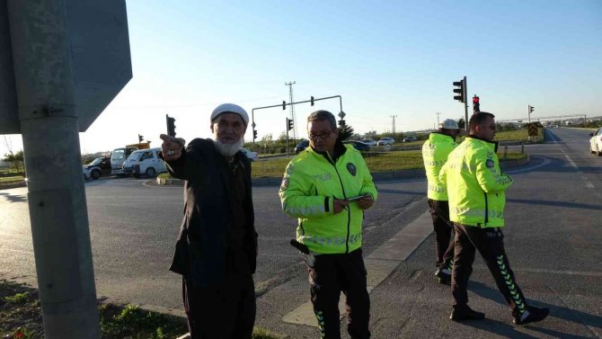 Önündeki Araç Kırmızı Işıkta Durunca Otomobiliyle Kaldırıma Çarptı: 2 Yaralı