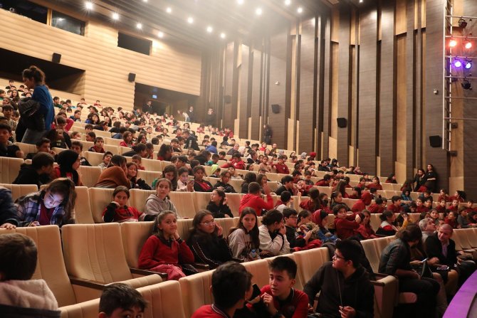 Yüzlerce Minik İlk Kez Tiyatro İzleme Fırsatı Buldu