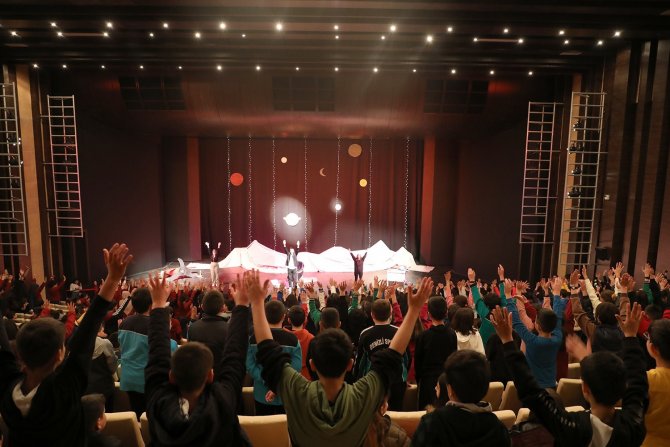 Yüzlerce Minik İlk Kez Tiyatro İzleme Fırsatı Buldu