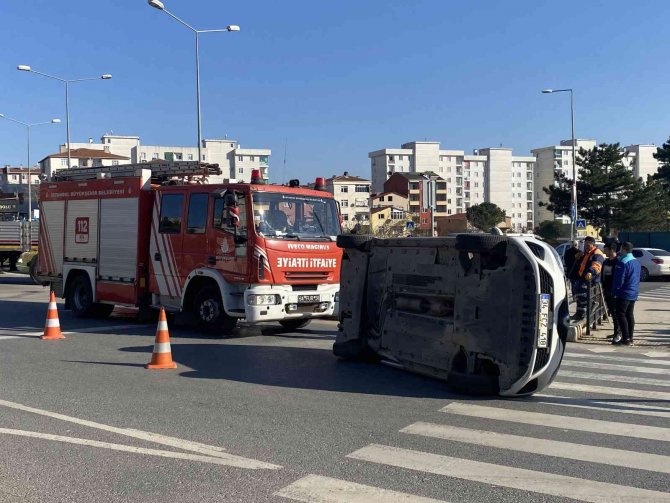 Pendik’te Çarpışan Otomobillerden Biri Yan Yattı: 1 Yaralı