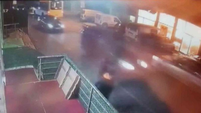 Pendik’te Sobaya Tiner Kutusunu Atan Genç Dehşeti Yaşadı: Alevler İçinde Dışarı Koşan Genci Vatandaşlar Kurtardı