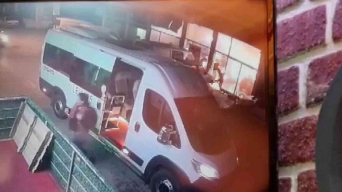 Pendik’te Sobaya Tiner Kutusunu Atan Genç Dehşeti Yaşadı: Alevler İçinde Dışarı Koşan Genci Vatandaşlar Kurtardı