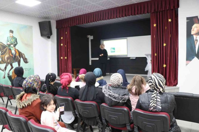 61 Yaşındaki Anneanne Torunları İçin Tekrar Okula Başladı