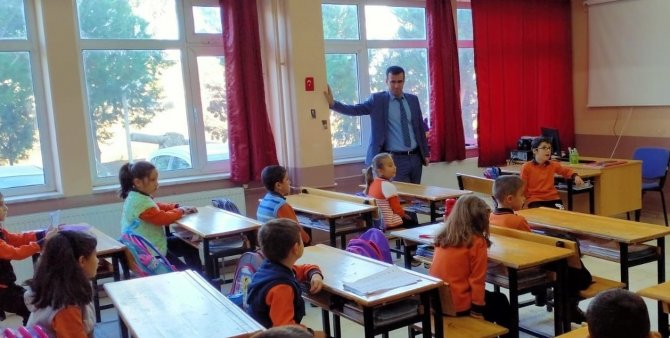 Müdür Yıldırak, Okulların Eksikliklerini Yerinde Tespit Ediyor