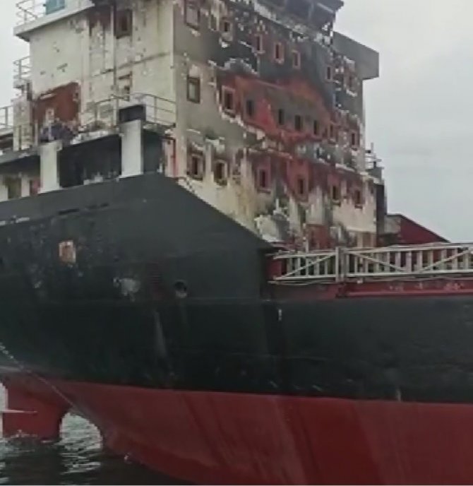 Sinop Açıklarında Yanan Gemi Ünye Limanı’na Çekiliyor