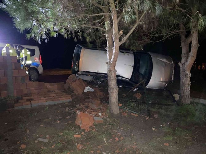 Sinop’ta Kontrolünü Kaybeden Otomobil Bahçe Duvarına Çarptı: 3 Yaralı