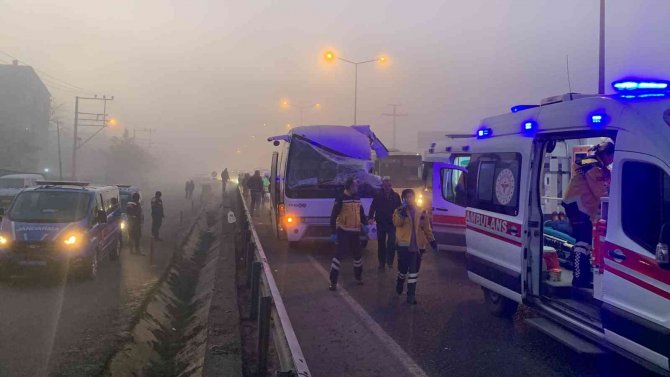 İ̇şçi Servisi Tıra Arkadan Çarptı: 12 İşçi Yaralı