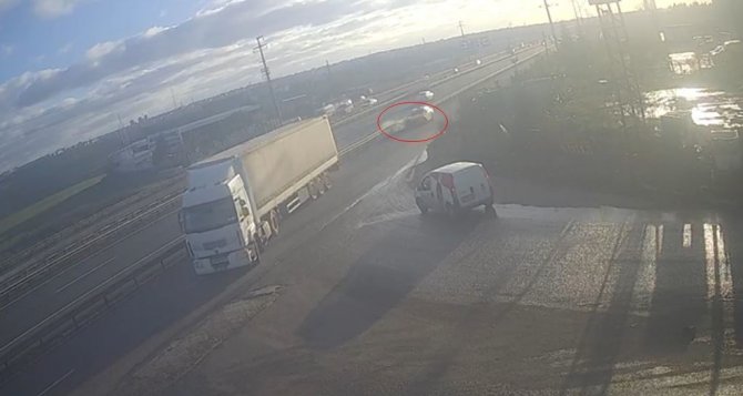 Şerit Değiştiren Tır, Taksiciyi Kazaya Sürükledi: O Anlar Kamerada