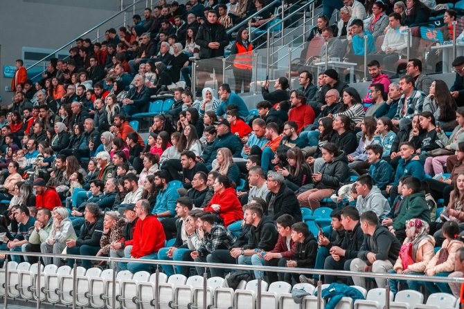 İ̇lkler Şehri Uşak Basketbol Takımı Zafere Odaklandı