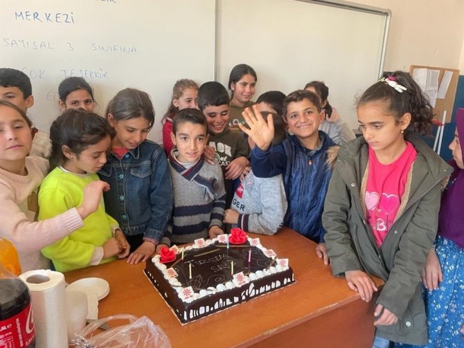 Tuzlalı Öğrenciler, Kendi Harçlıkları İle Diyarbakırlı Öğrencilere Doğum Günü Pastası Gönderiyor
