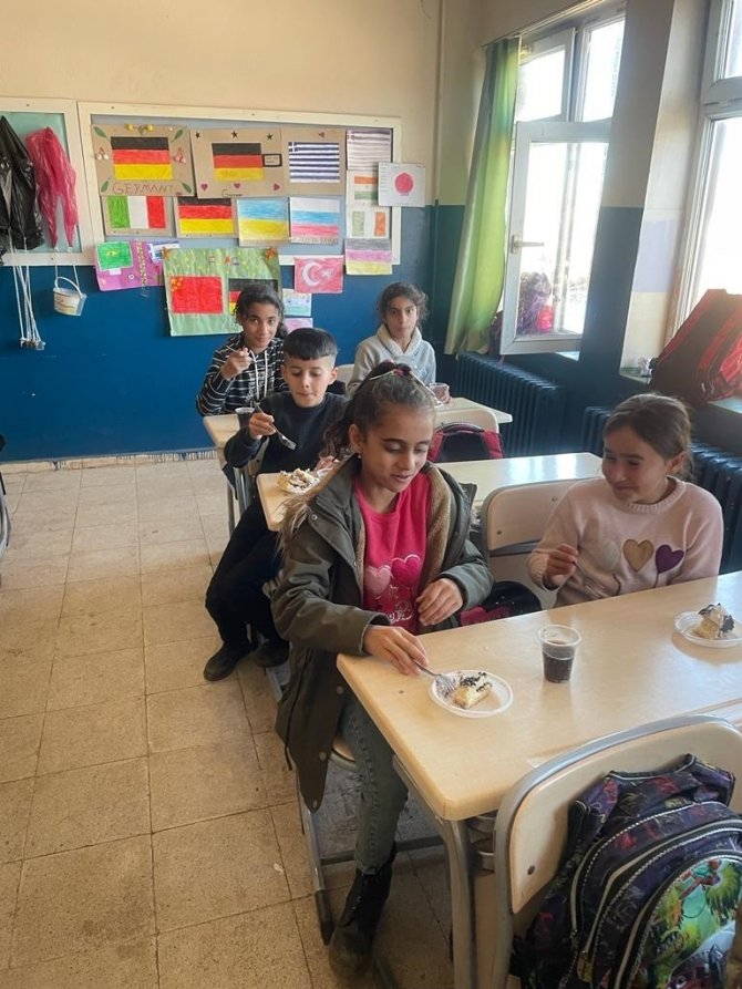 Tuzlalı Öğrenciler, Kendi Harçlıkları İle Diyarbakırlı Öğrencilere Doğum Günü Pastası Gönderiyor