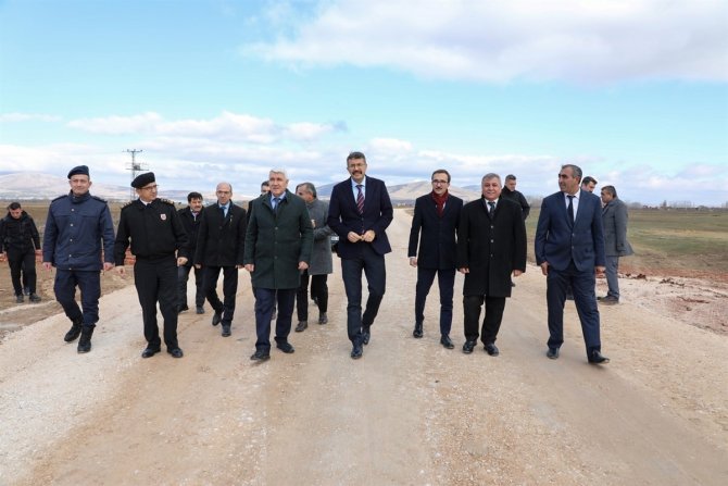 Vali Çelik, Altıntaş Üçhüyük -Yalnızsaray Bağlantı Yolu Çalışmalarını İnceledi