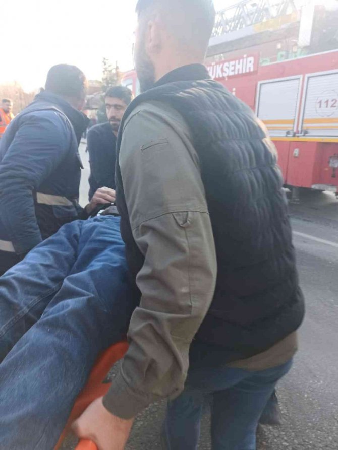 Kamyonet Refüje Çarptı: 1 Yaralı