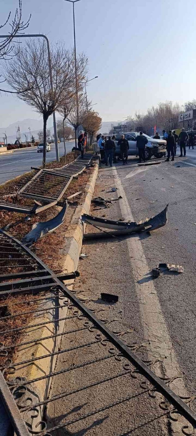 Kamyonet Refüje Çarptı: 1 Yaralı