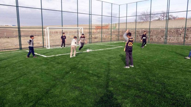 Yozgat’ta Öğrencilerin Sporla İç İçe Olması İçin Semt Sahaları Yapılıyor