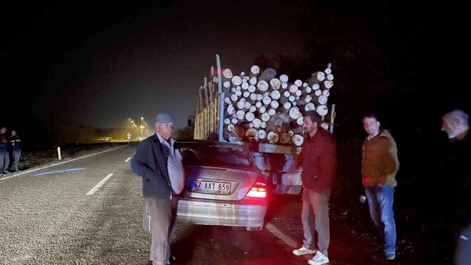 Otomobil Tomruk Yüklü Kamyona Çarptı: 1 Yaralı