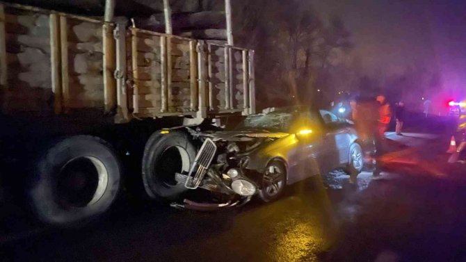 Otomobil Tomruk Yüklü Kamyona Çarptı: 1 Yaralı