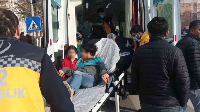 Hafif Ticari Araç İle Otomobil Çarpıştı: 3 Yaralı