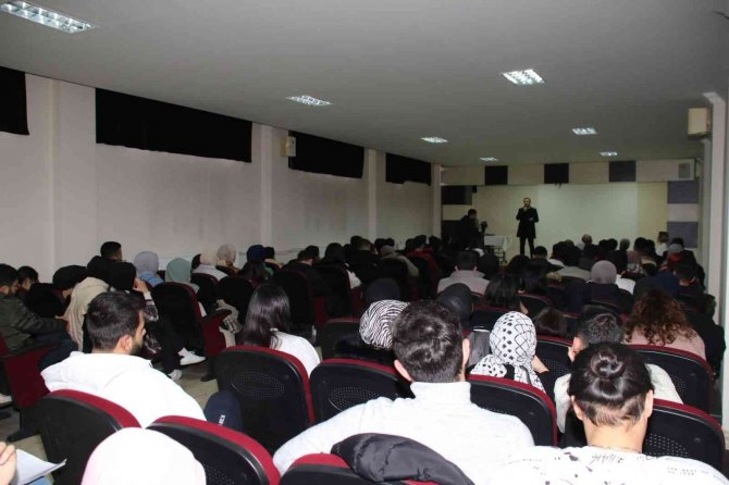 Başkan Akkaya Öğrencileri İ̇ndirim Kart Konusunda Bilgilendirdi