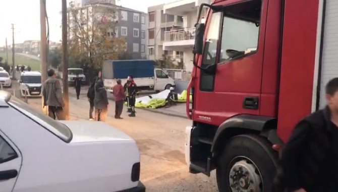 Boşanmak İstemediği İçin Çatıya Çıkan Adamı Muhtar Ve Eşi İkna Etti