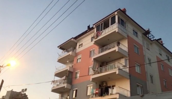 Boşanmak İstemediği İçin Çatıya Çıkan Adamı Muhtar Ve Eşi İkna Etti