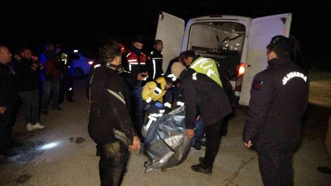 Çaya Uçan Hafif Ticari Aracın Sürücüsünün Cesedini Dalgıçlar Çıkardı