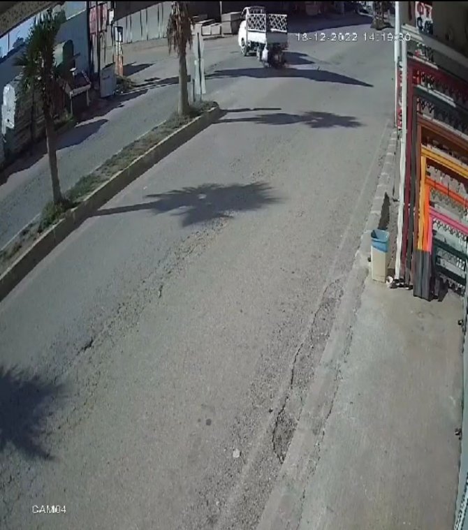 Kamyonete Arkadan Çarpan Motosiklet Sürücüsü Ağır Yaralandı