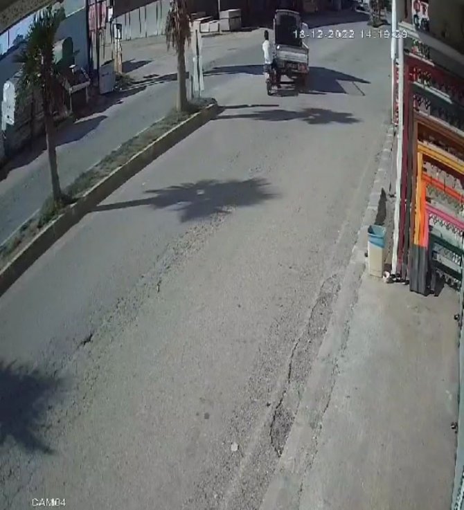 Kamyonete Arkadan Çarpan Motosiklet Sürücüsü Ağır Yaralandı