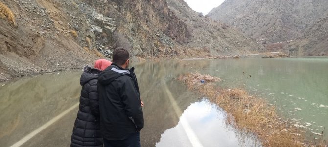 Artvin’de Nişanlı Çift Tanıştıkları Köyün Sular Altında Kalmasını Son Kez İzledi