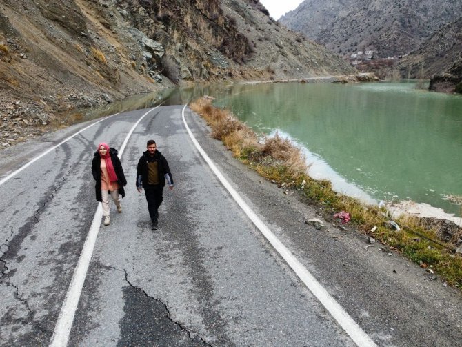 Artvin’de Nişanlı Çift Tanıştıkları Köyün Sular Altında Kalmasını Son Kez İzledi
