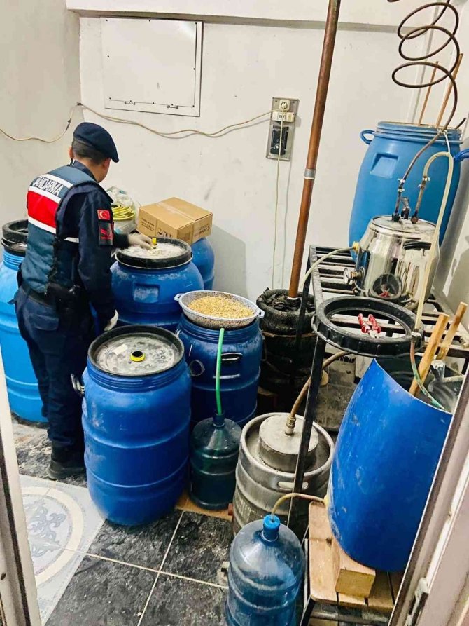 Jandarma Yılbaşı Öncesi 5 Bin 805 Litre Kaçak Alkol Ele Geçirildi
