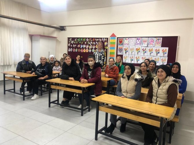 Ayvalık’ta Aile Okulu Eğitimleri Tüm Hızıyla Sürüyor