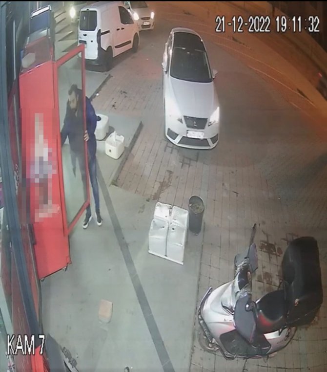 İ̇stanbul’da Akıl Almaz Olay Kamerada: İ̇çecek Almak İsterken 40 Saniyede Otomobili Çalındı