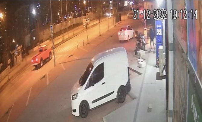 İ̇stanbul’da Akıl Almaz Olay Kamerada: İ̇çecek Almak İsterken 40 Saniyede Otomobili Çalındı