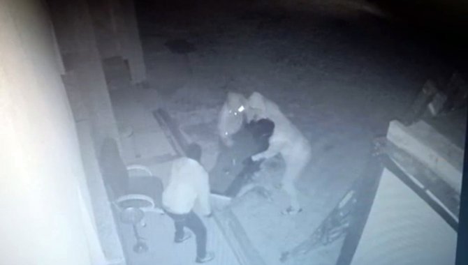 Çelik Kasayı El Arabasına Yükleyip Çaldılar: O Anlar Kamerada