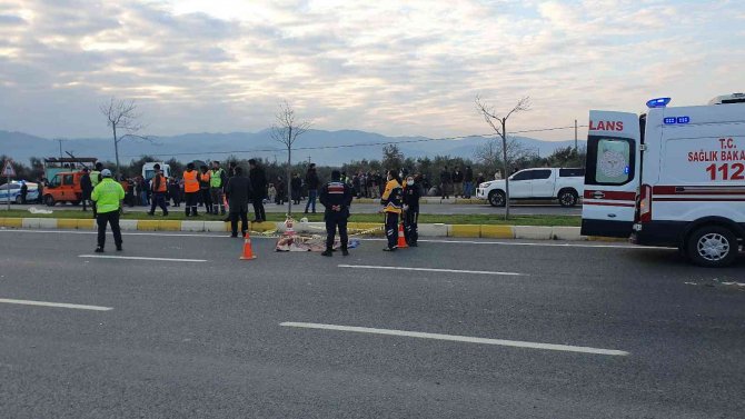 Zeytin İşçisi Kadın İki Aracın Çarpması Sonucu Öldü