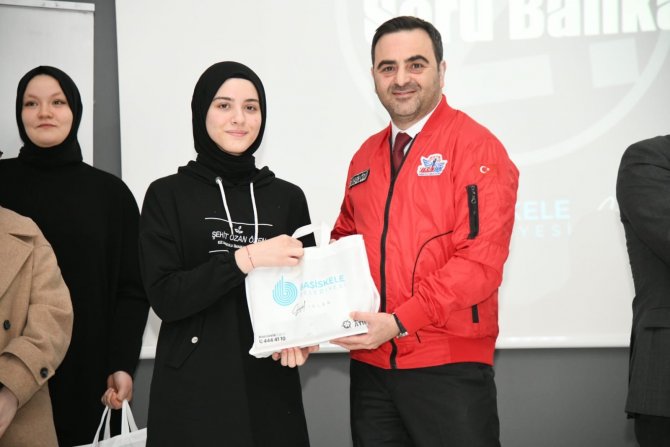 Üniversite Sınavına Hazırlanan Öğrencilere Soru Bankası Hediye Edildi