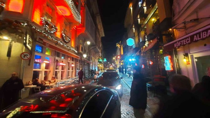 Bebek’te Restoranın Balkonu Çöktü: 4 Yaralı