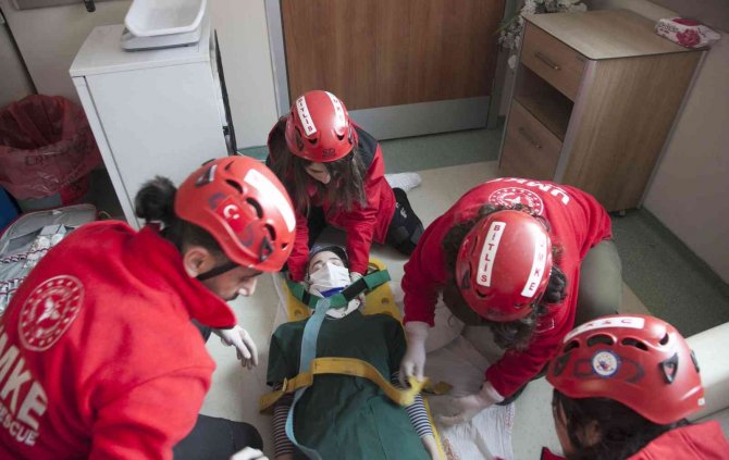 Ahlat Devlet Hastanesinde Gerçeği Aratmayan Deprem Tatbikat