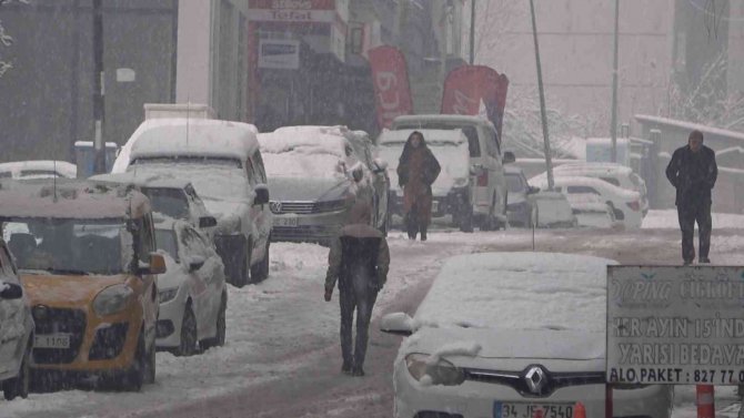 Bitlis De Beyaza Büründü: Kar Kalınlığı 10 Santimetreyi Geçti