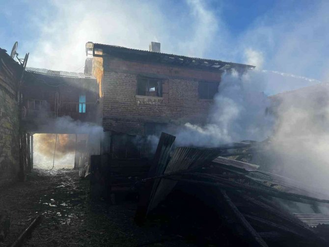 Samanlıkta Çıkan Yangın İki Katlı Evi Kül Etti