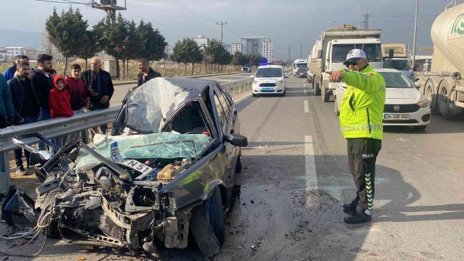 Bursa’da Otomobil, Kamyonete Çarptı: 3 Yaralı
